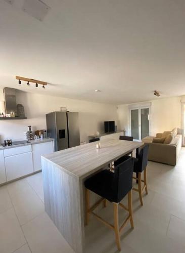 - une cuisine avec un grand comptoir en bois dans l'établissement Villa Avignon Proche Rempart, à Avignon