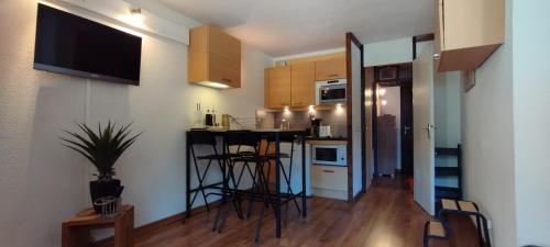 une petite cuisine avec une table dans une pièce dans l'établissement Résidence le chalet des orres, aux Orres