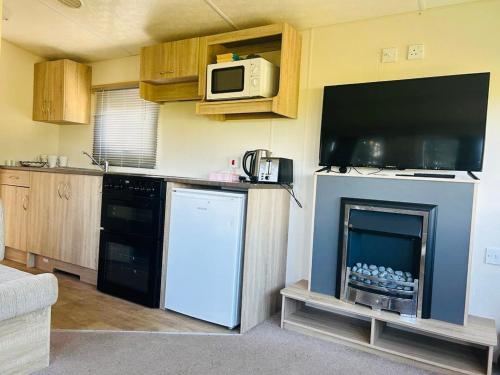 Кухня или мини-кухня в Static Caravan (2 Bedrooms) at Colliford Tavern and Holiday Site
