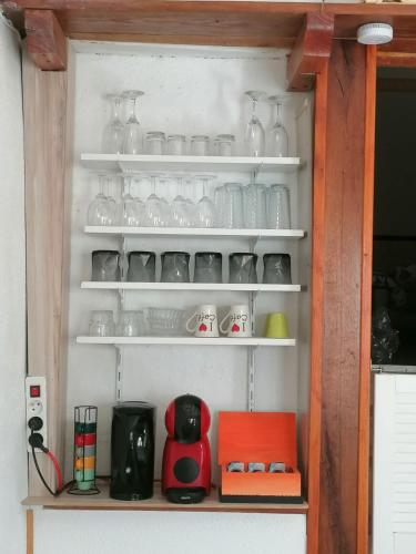 une étagère remplie de bocaux et de tasses en verre dans l'établissement Entre Pierre et Bois, à Ore