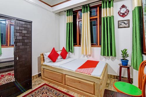 1 dormitorio con 1 cama y una ventana con cortinas verdes en OYO Flagship Narangam Homestay, en Darjeeling
