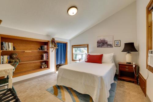 une chambre avec un lit avec un oreiller rouge dessus dans l'établissement Pet-Friendly Boise Getaway 2 Mi to Downtown!, à Boise