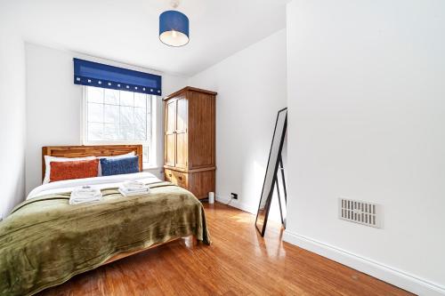 sypialnia z łóżkiem i oknem w obiekcie Comfortable 1BR flat in Canary Wharf w Londynie