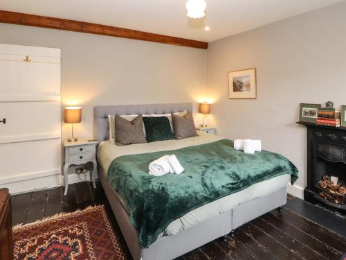 ein Schlafzimmer mit einem Bett mit zwei Handtüchern darauf in der Unterkunft 1 Field Foot Cottage in Ambleside