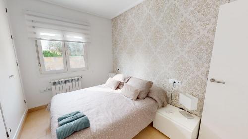 ein weißes Schlafzimmer mit einem Bett und einem Fenster in der Unterkunft Villa Jacaranda-A Murcia Holiday Rentals Property in Torre-Pacheco