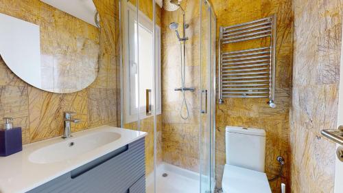 ein Badezimmer mit einem Waschbecken, einem WC und einem Spiegel in der Unterkunft Villa Jacaranda-A Murcia Holiday Rentals Property in Torre-Pacheco