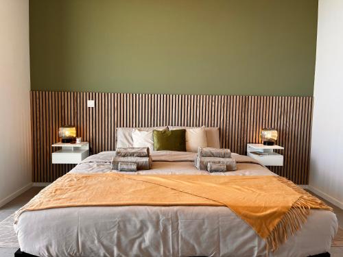 una camera da letto con un grande letto con due comodini di Oosternest a Ostenda