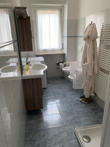 - Baño con 2 lavabos y 2 aseos en Appartamento Laura, en Merano