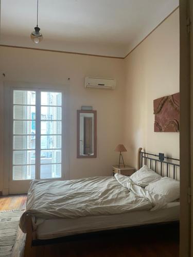 Schlafzimmer mit einem Bett und einem Fenster in der Unterkunft Relaxing Gem in Downtown in Kairo