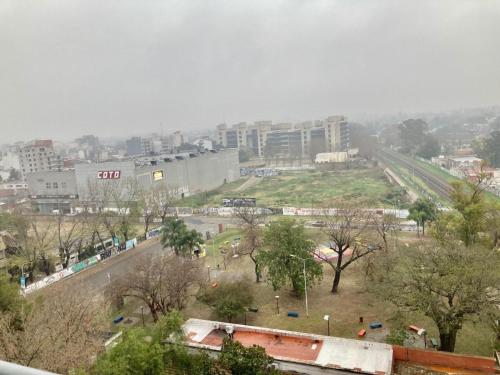 vistas a una ciudad con edificios y árboles en 7-Exclusivo monoambiente en Moron centro en Morón