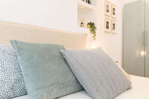 two pillows sitting on top of a bed at Modern & Elegant by NDP Rent - NDP Rent in Rome