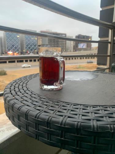 una copa de té sobre una mesa en شقةفندقيةمفروشة على الدائري في القاهرة, en El Cairo