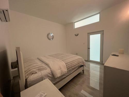 um pequeno quarto com uma cama e uma janela em Las Gaviotas Puerto Del Rey Marina, & Ferries private access em Fajardo