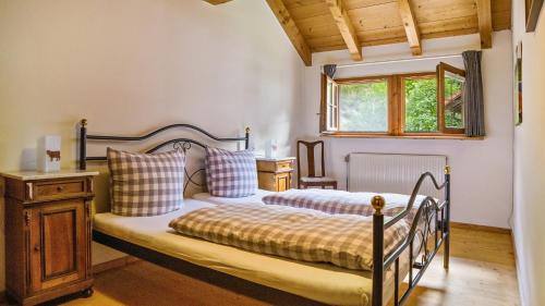 sypialnia z łóżkiem i oknem w obiekcie Haus Miriam w mieście Münstertal