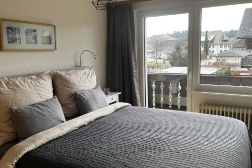 een slaapkamer met een bed en een raam met uitzicht bij Gemütliche Wohnung in Häusern in Häusern