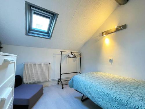 une chambre avec un lit et une fenêtre dans l'établissement REIMS - Duplex au cœur du quartier Saint-Remi, à Reims