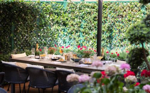 a table set up for a meal in a garden at Sloane Place in London
