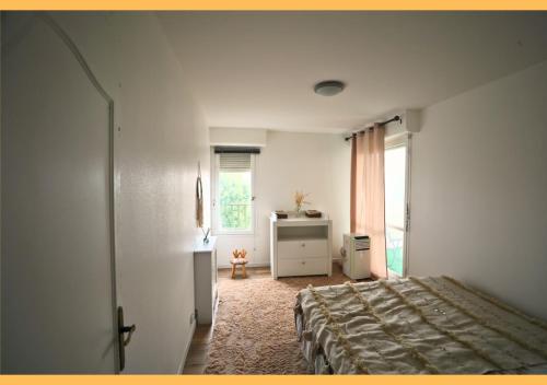 een slaapkamer met een bed, een dressoir en een raam bij Cocon Parisien au Plessis - Court de tennis privé in Le Plessis-Bouchard