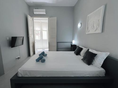 A bed or beds in a room at CHARM EL MALTA - Spacious 1BR Apartment