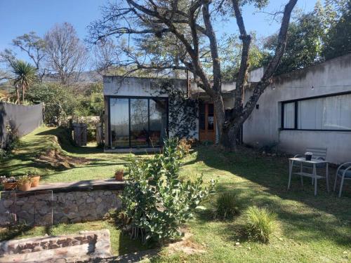 uma vista para uma casa com um quintal em El Ceibo habitacion en suite, San Lorenzo em Salta