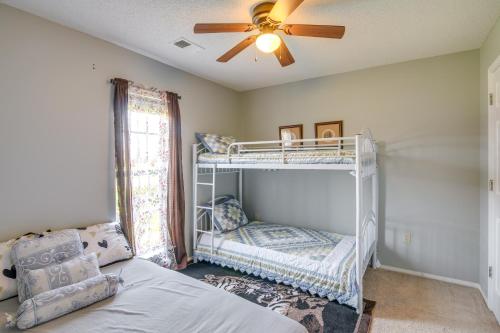 um quarto com um beliche e uma ventoinha de tecto em Horn Lake Home with Yard - 8 Mi to Graceland! em Horn Lake