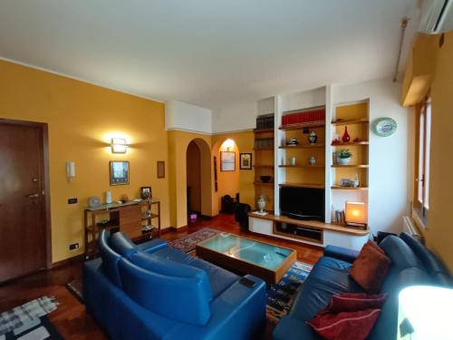 sala de estar con sofá azul y mesa en Casa di Frank: appartamento a due passi dal mare, en Cefalú