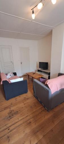 - un salon avec deux lits et une table dans l'établissement Appartement Douillet, à Saint-Maixent-lʼÉcole