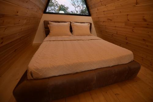uma cama grande num quarto com uma janela em Kompleksi Turistik DEA em Shkodër