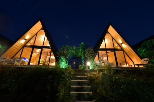 a building with a staircase leading up to it at night at Kompleksi Turistik DEA in Shkodër