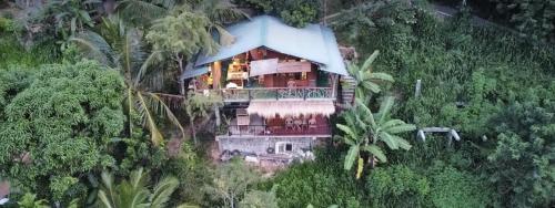 una vista aérea de una casa en la selva en NatureWoodland en Ella