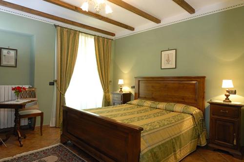 - une chambre avec un grand lit et une fenêtre dans l'établissement Agriturismo Casa Castellini, à Garbagna