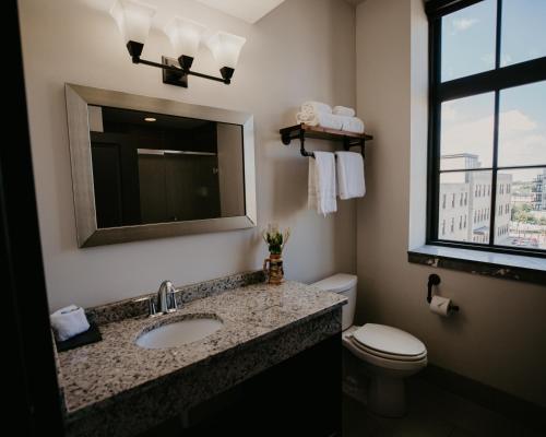 Ένα μπάνιο στο Brewhouse Inn and Suites