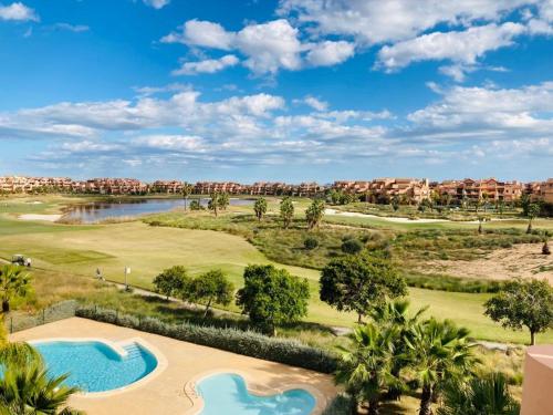 - Vistas aéreas al campo de golf del complejo en Zeer trendy 2-bed penthouse op de Mar Menor Golf & Padel Resort, en Torre-Pacheco