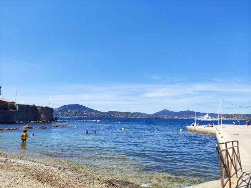 Photo de la galerie de l'établissement Superbe Appartement central, climatisé, parking, à Saint-Tropez