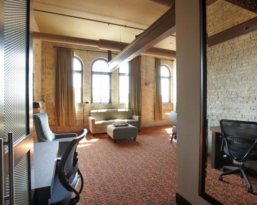 Χώρος καθιστικού στο Brewhouse Inn and Suites