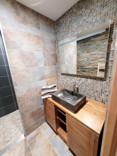 une salle de bain avec un lavabo et un miroir dans l'établissement La Maison d'Equilly, à Équilly