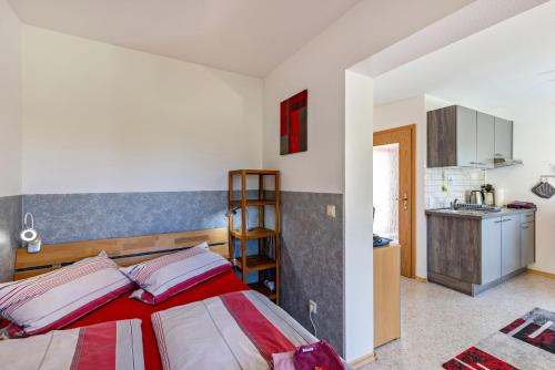 1 dormitorio con 1 cama y cocina en An der Schwäbischen Alb, en Mössingen