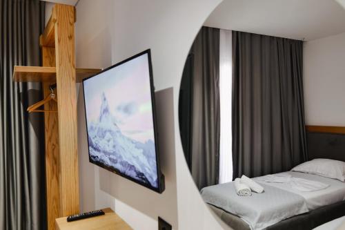 1 dormitorio con 1 cama y TV de pantalla plana en Hotel Vola, en Sarandë