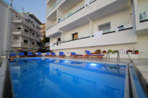 - Vistas a la piscina de un hotel en Hotel Vola, en Sarandë