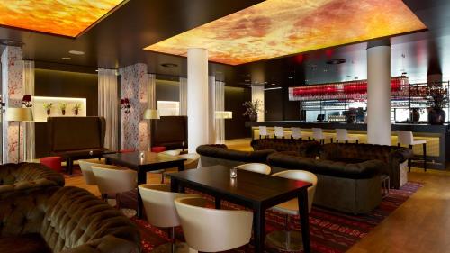 a restaurant with couches and tables and a bar at Park Plaza Amsterdam Airport in Lijnden