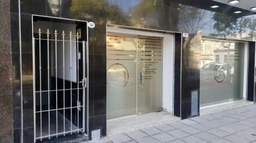 un frente de tienda con una puerta delante de un edificio en Montiel 364 en Buenos Aires