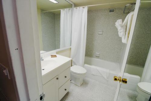 A bathroom at Castle 1733 Ocean view studio with direct beach access, pool, tennis & free parking