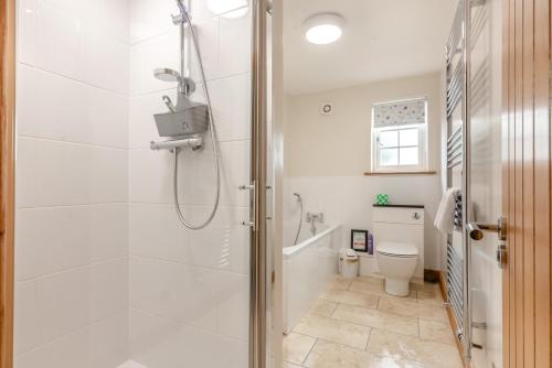 łazienka z prysznicem i toaletą w obiekcie Dogwood w mieście Salisbury