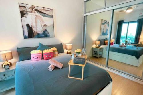 Ένα ή περισσότερα κρεβάτια σε δωμάτιο στο Continew Residence Cozy Suite by GUESTONIC