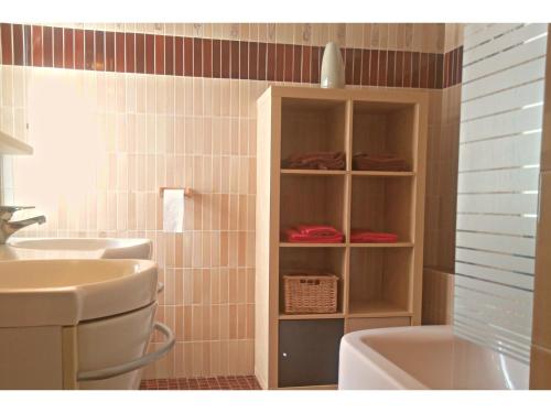 La salle de bains est pourvue d'un lavabo, de toilettes et d'une baignoire. dans l'établissement Maison Des Pas Enchantés, à Saint-Sébastien-sur-Loire