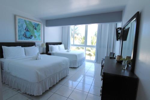 pokój hotelowy z 2 łóżkami i oknem w obiekcie Beachfront Townhouse with private patio, direct beach access, gym, bars & free parking! w Miami Beach