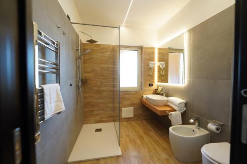 een badkamer met een douche, een wastafel en een toilet bij Re Di Cuori Hotel in Caianello
