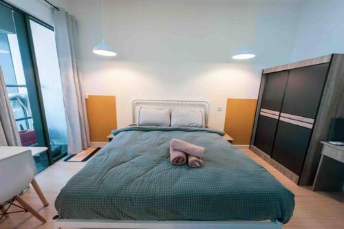 Ένα ή περισσότερα κρεβάτια σε δωμάτιο στο Continew Residence Cozy Suite by GUESTONIC