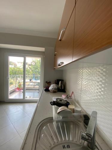 a kitchen with a counter with a chair in it at Bornova nezih ferah Yıllık-Aylık_Haftalık in Burunabat