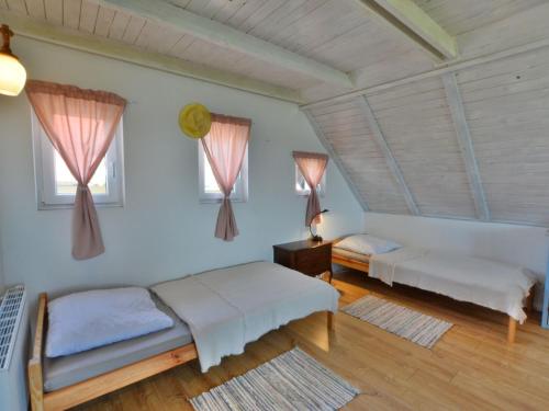 sypialnia z 2 łóżkami i 2 oknami w obiekcie Holiday house by the lake, Charzykowy w Charzykowach